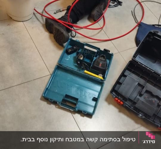 אדם עובד עם כלי עבודה וצינורות על הרצפה